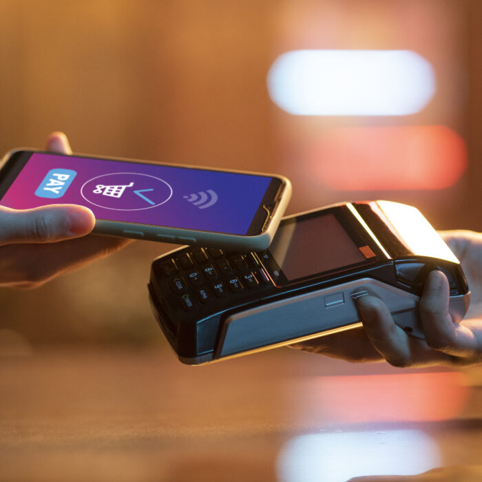 Persona pagando a través de la billetera digital